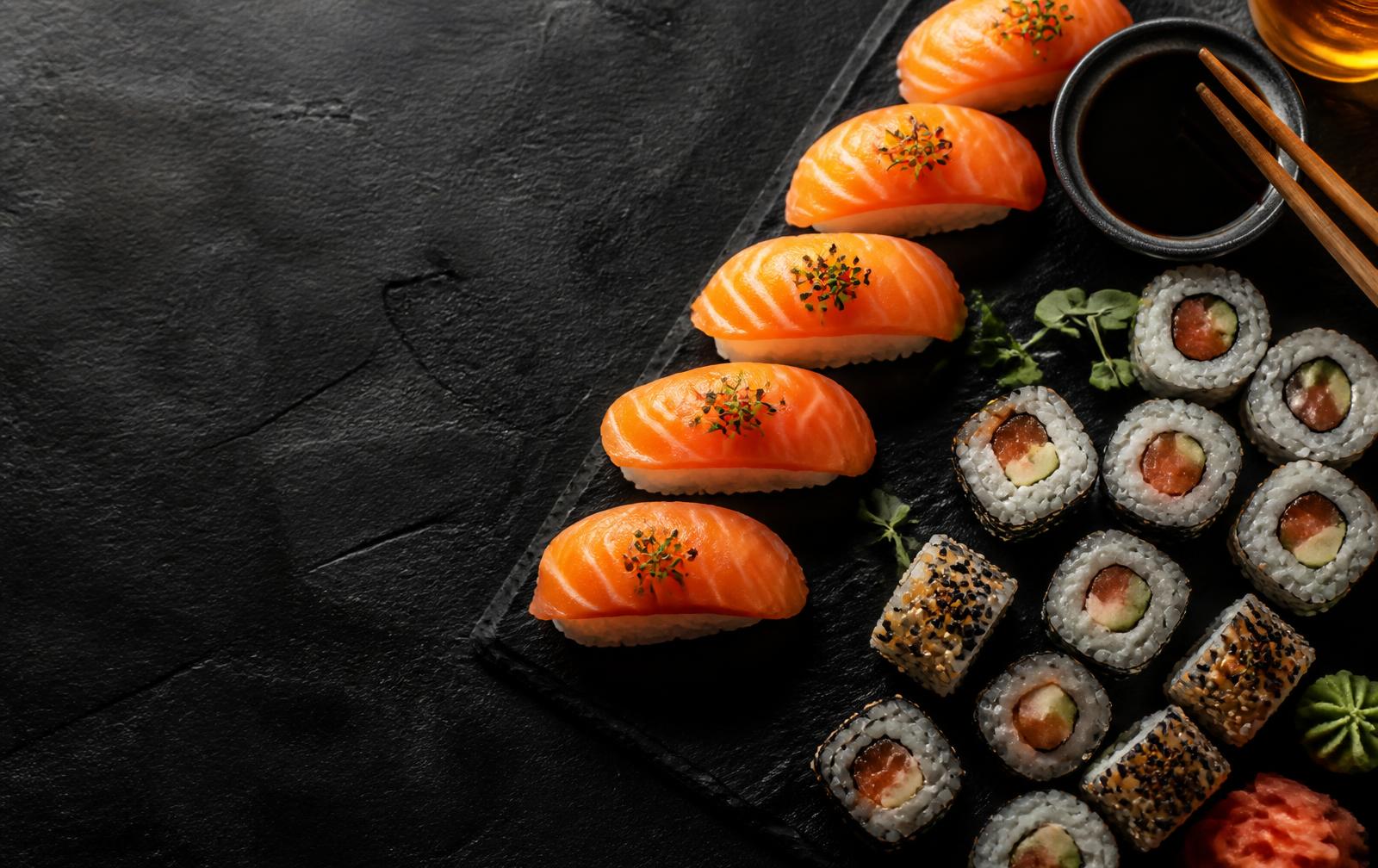 Sushi tilberedt på køkkenbordet